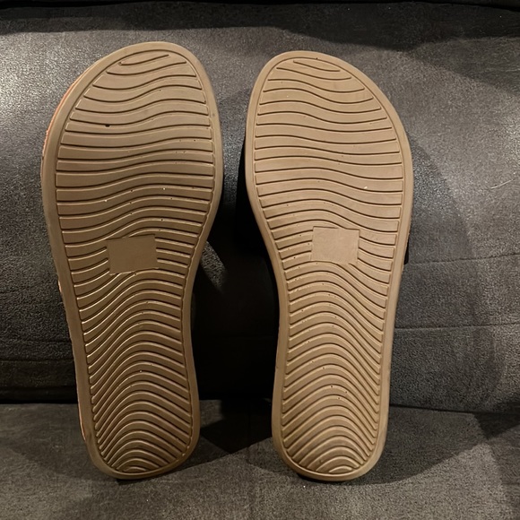 NWOT Black with tan sole. My feet are too narrow for them to stay on. - Picture 4 of 4